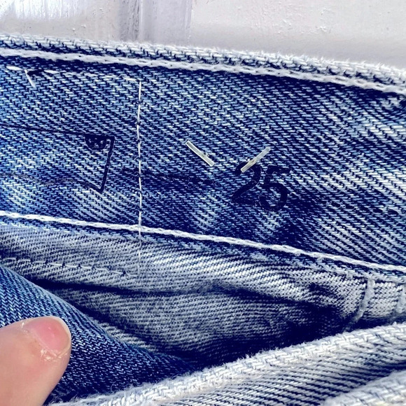 Levi’s size 25 made and crafted light wash jeans in excellent like new condition - Picture 3 of 5
